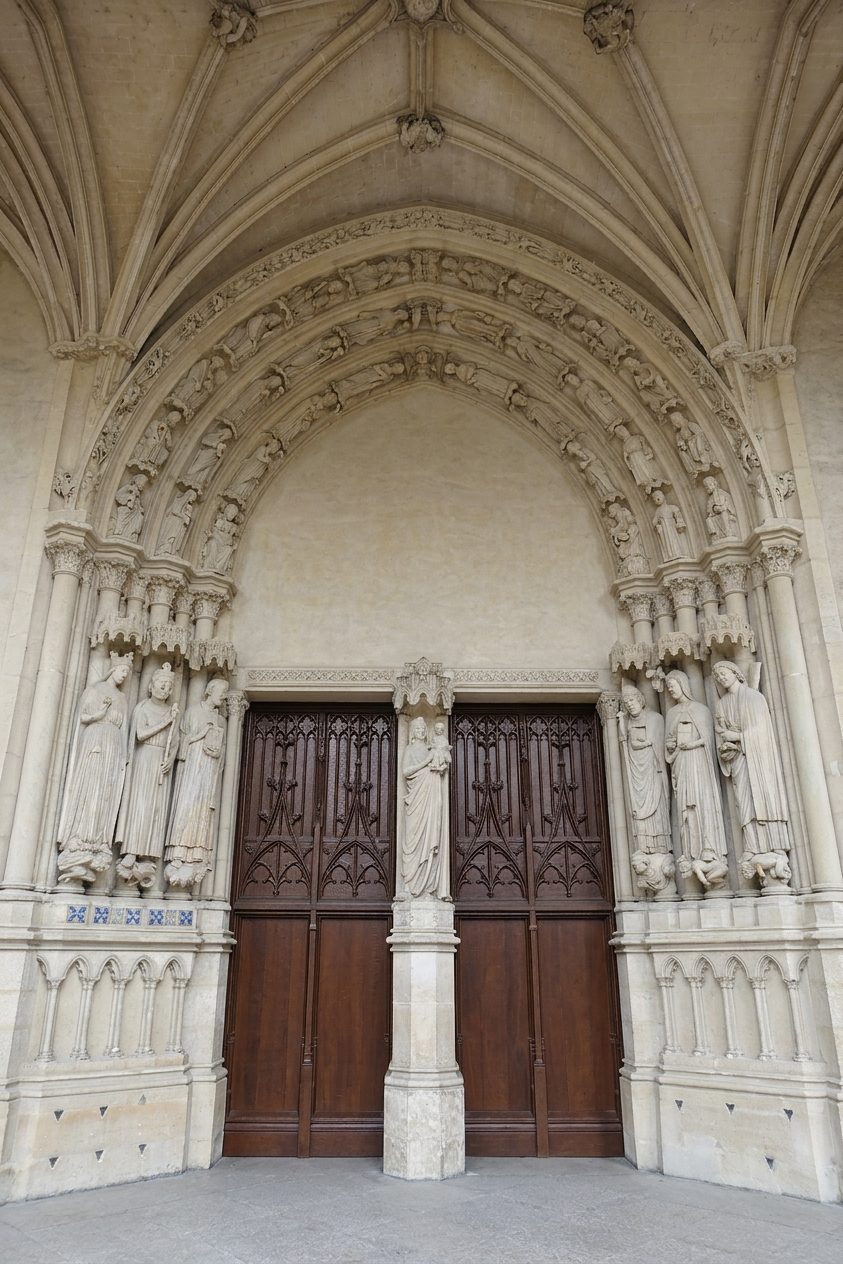 Façade de monument ravivée après nettoyage à Paris